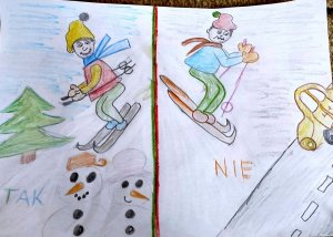 Chłopcy zjeżdżający na nartach. Poniżej pierwszego napis TAK, poniżej drugiego napis NIE. Drugi chłopiec zjeżdża w miejscu, gdzie znajduje się jezdnia