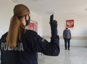 policjantka w trakcie ślubowania na dalszym planie Zastępca Komendanta Powiatowego Policji w Sokółce