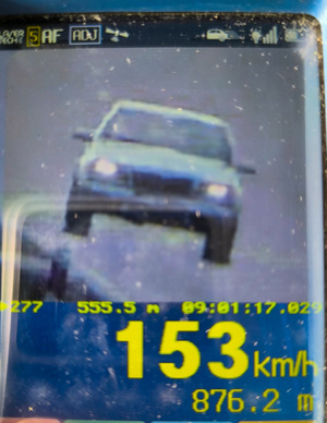 Zdjęcie urządzenia do mierzenia prędkości i przekroczenie prędkości o 153 kilometrów na godzinę.